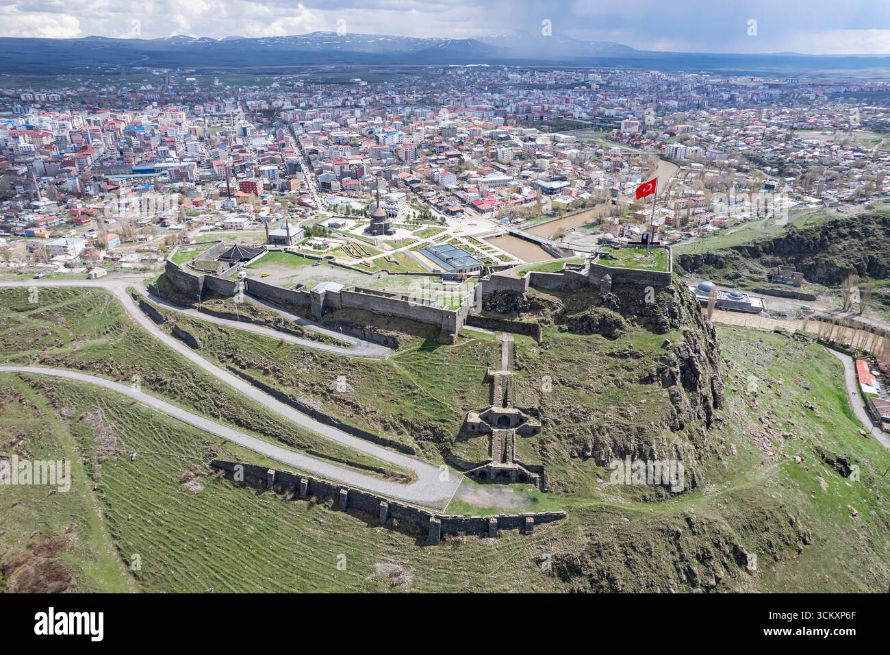 Veduta aerea della città di Kars nell'Anatolia orientale della Turchia, Paesaggio urbano storico, Edifici tradizionali in pietra e paesaggio urbano scenografico Foto Stock