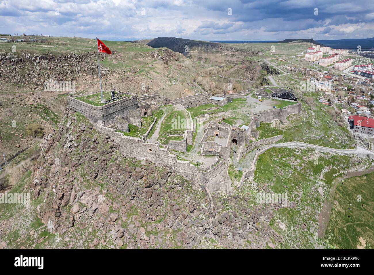 Veduta aerea della città di Kars nell'Anatolia orientale della Turchia, Paesaggio urbano storico, Edifici tradizionali in pietra e paesaggio urbano scenografico Foto Stock