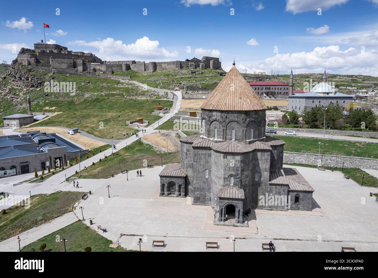 Veduta aerea della città di Kars nell'Anatolia orientale della Turchia, Paesaggio urbano storico, Edifici tradizionali in pietra e paesaggio urbano scenografico Foto Stock
