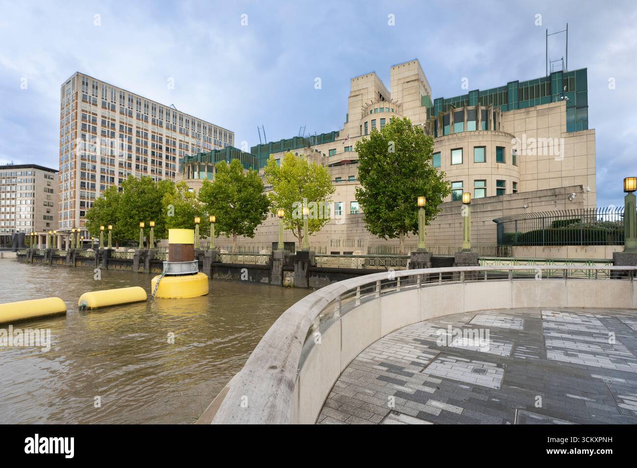 MI6 sul Tamigi, Londra. Un edificio governativo sicuro, la sua imponente architettura riflette il suo ruolo nella sicurezza nazionale. Foto Stock