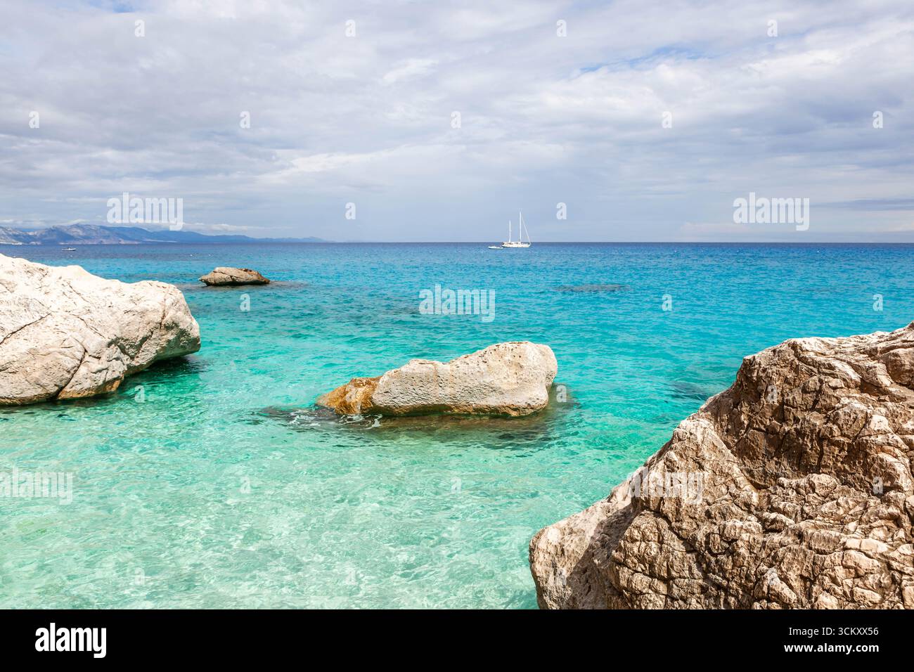 Meraviglioso mare mediterraneo cristallino sulla costa orientale della Sardegna, Italia. Foto Stock