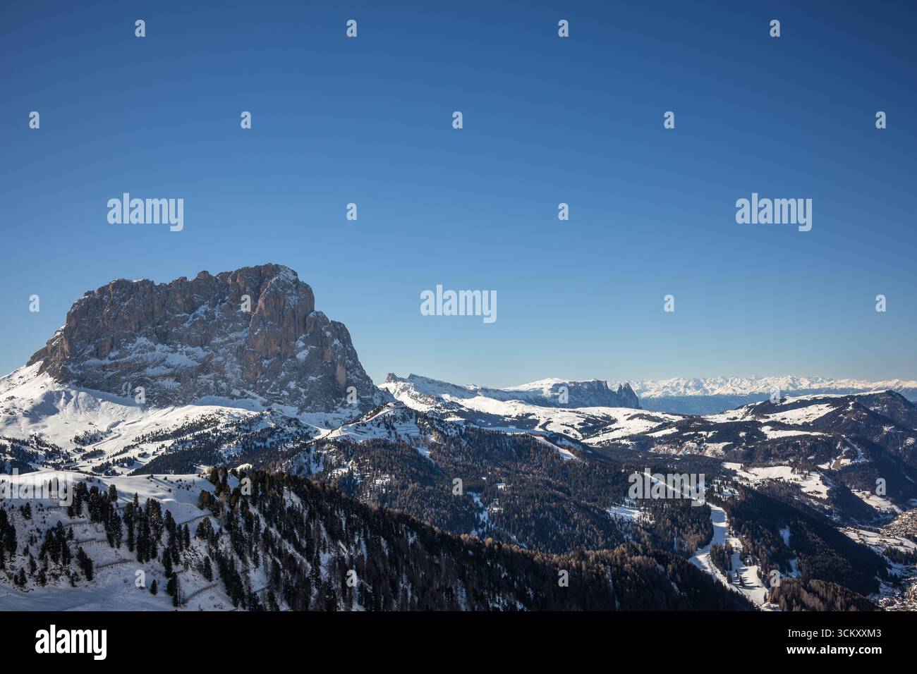 Paesaggio invernale dei Domiti nel Nord Italia. Formazione rocciosa drammatica sotto un cielo azzurro. Foto Stock
