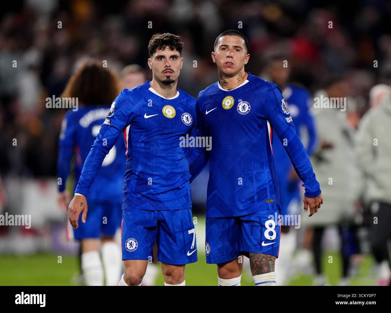 Pedro Neto del Chelsea e Enzo Fernandez (a destra) al fischio finale dopo la partita di Premier League al Gtech Community Stadium di Londra. Data foto: Sabato 13 settembre 2025. Foto Stock