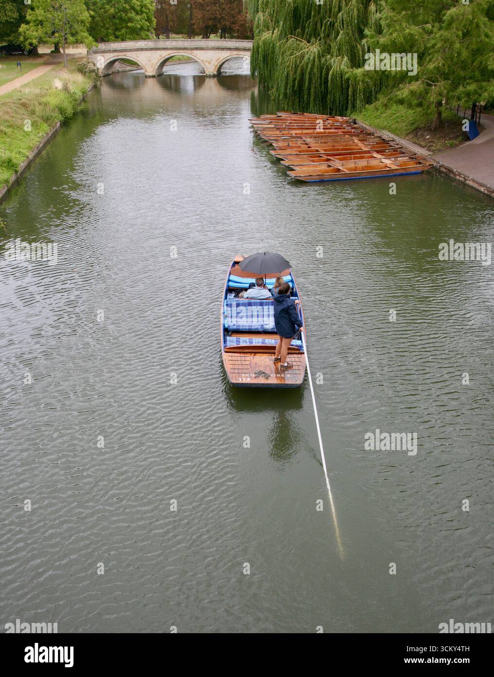 Una giornata di pioggia in un punt. Foto Stock