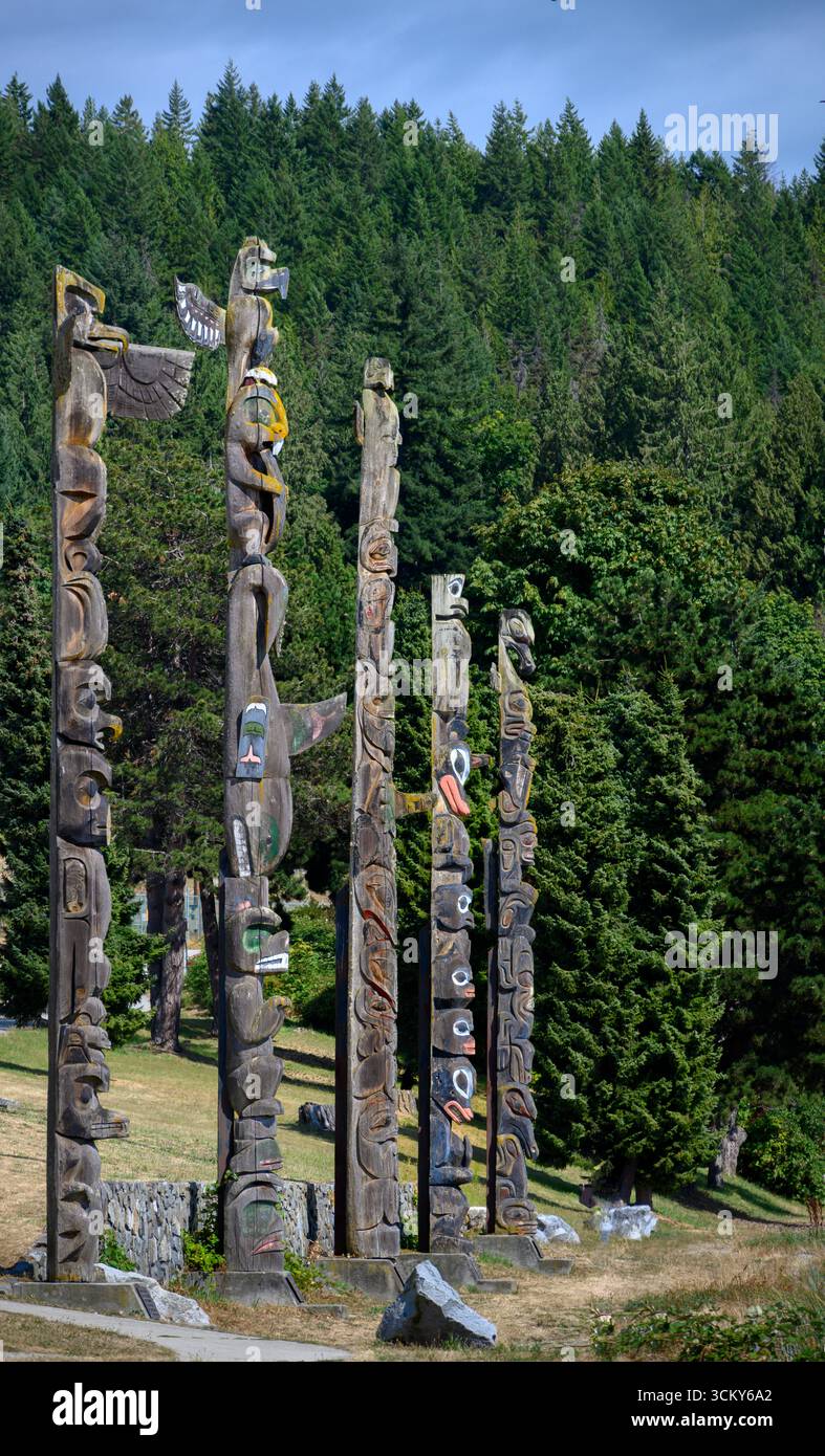 Pali totem Sechelt sulla Sunshine Coast della British Columbia, Canada. Foto Stock
