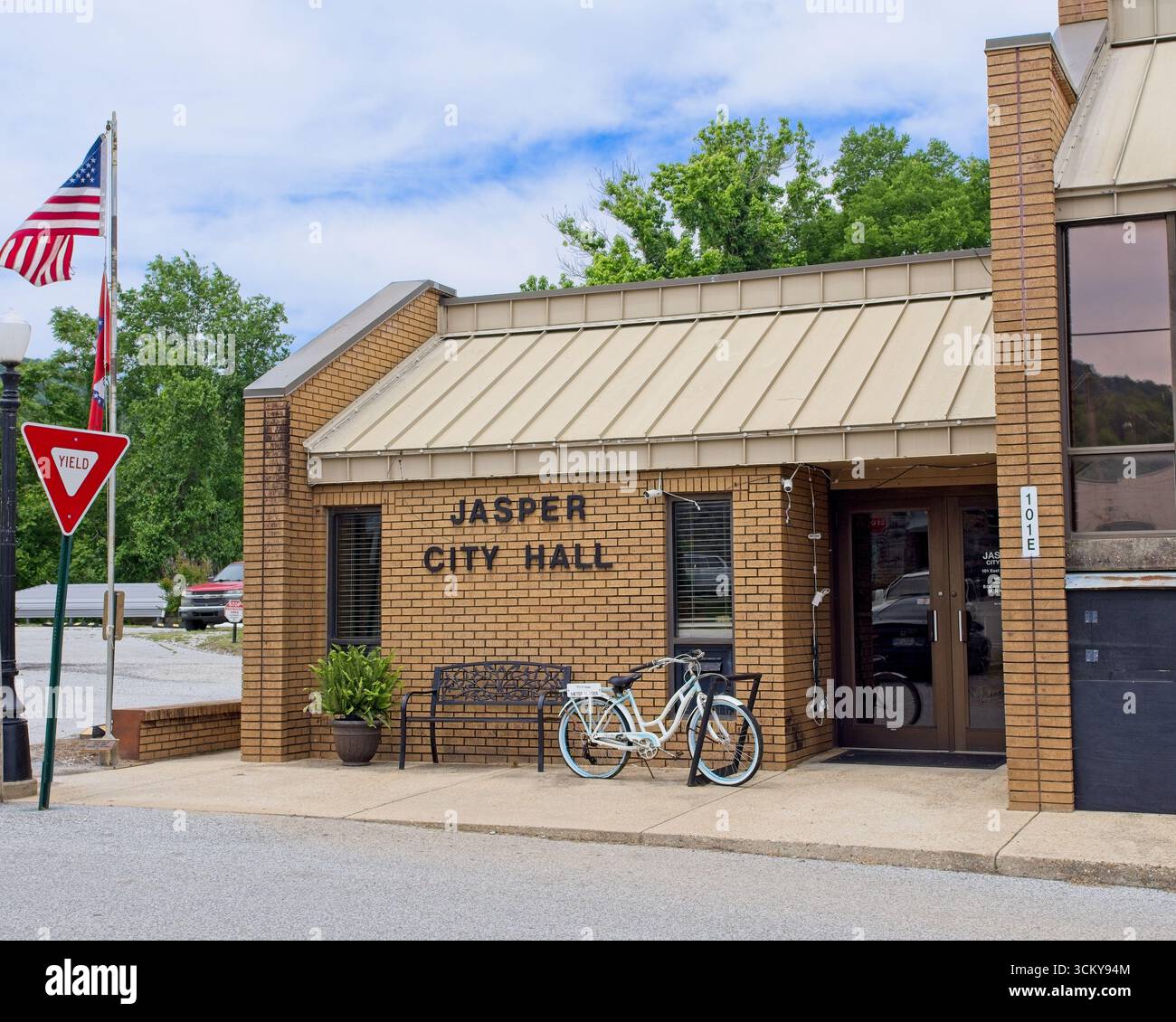 Municipio di Jasper con bicicletta da lettura di metri nel centro di Jasper Arkansas - maggio 2025 Foto Stock
