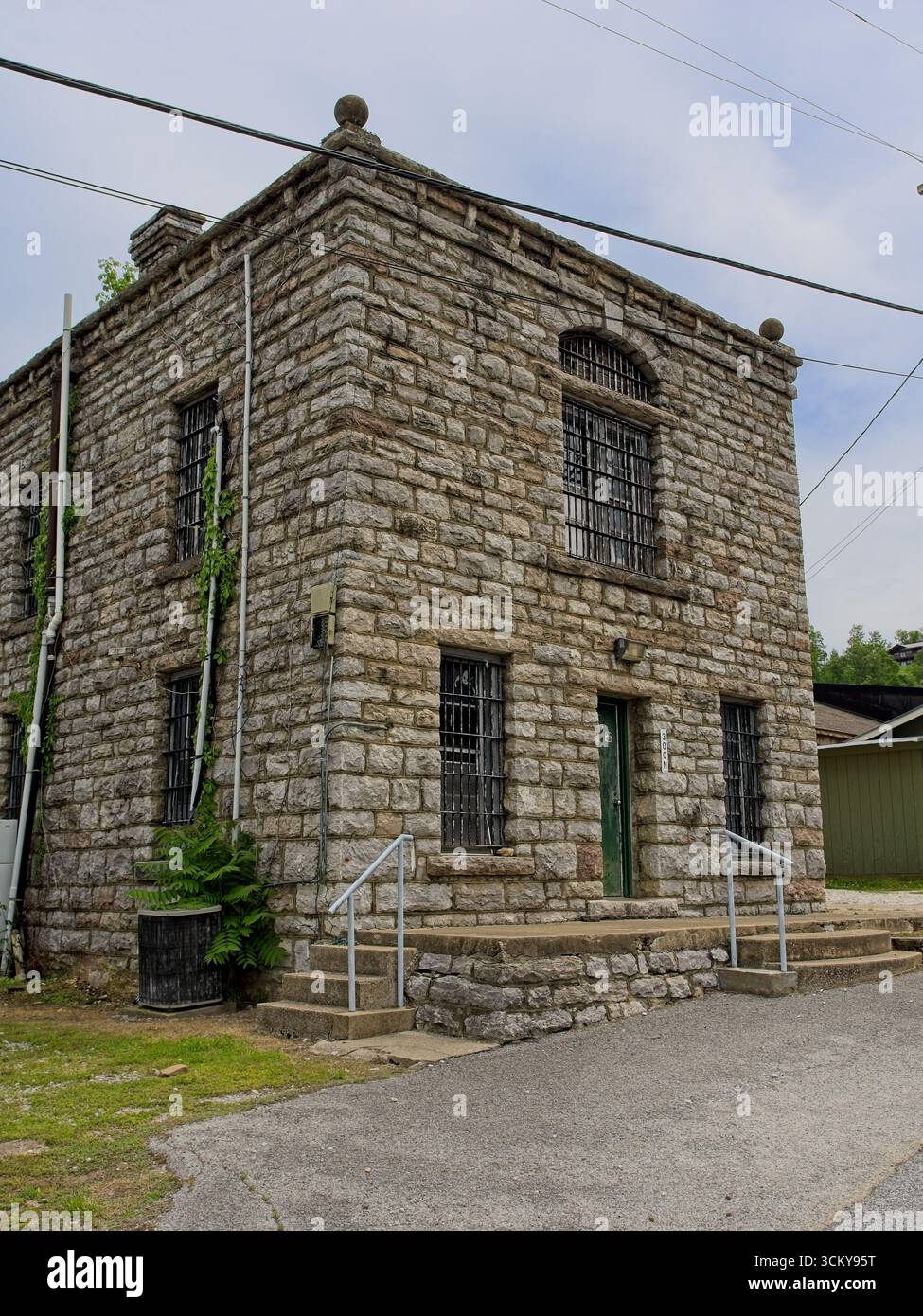 1902 Limestone Newton County Jail nel centro di Jasper Arkansas - maggio 2025 Foto Stock