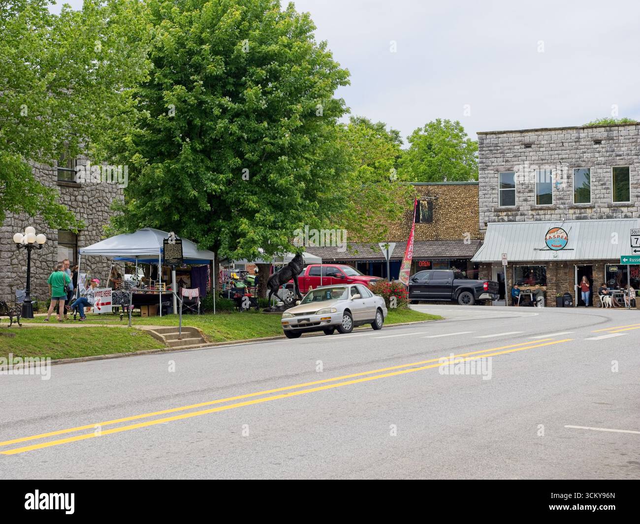 Attività locale degli elettori, mercato agricolo presso Courthouse Square nel centro di Jasper Arkansas — maggio 2025 Foto Stock
