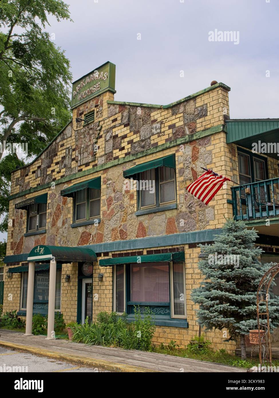 1933 Charles Gould Jones progettò Arkansas House con la facciata in pietra della mappa di stato dell'Arkansas nel centro di Jasper Arkansas - maggio 2025 Foto Stock
