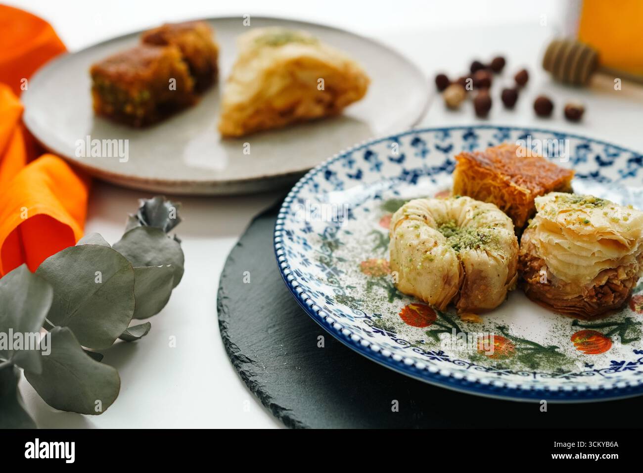 Tutti i tipi di baklava dall'aspetto delizioso sul tavolo Foto Stock