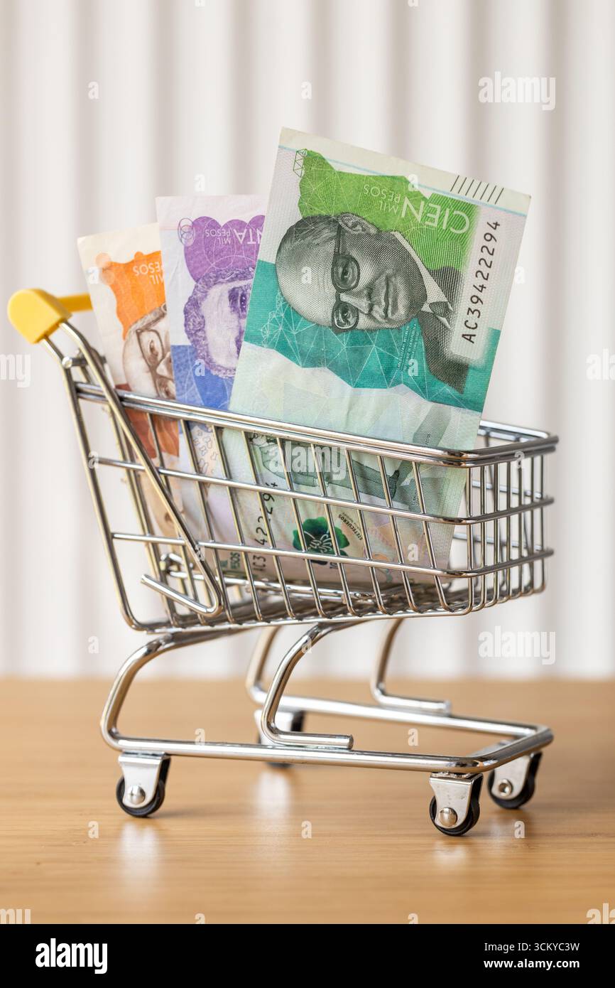 Soldi della Colombia. Un carrello con peso colombiano. Concetto finanziario ed economico. Aumento del costo della vita in Columbia, aumento dei prezzi dei beni e della S Foto Stock
