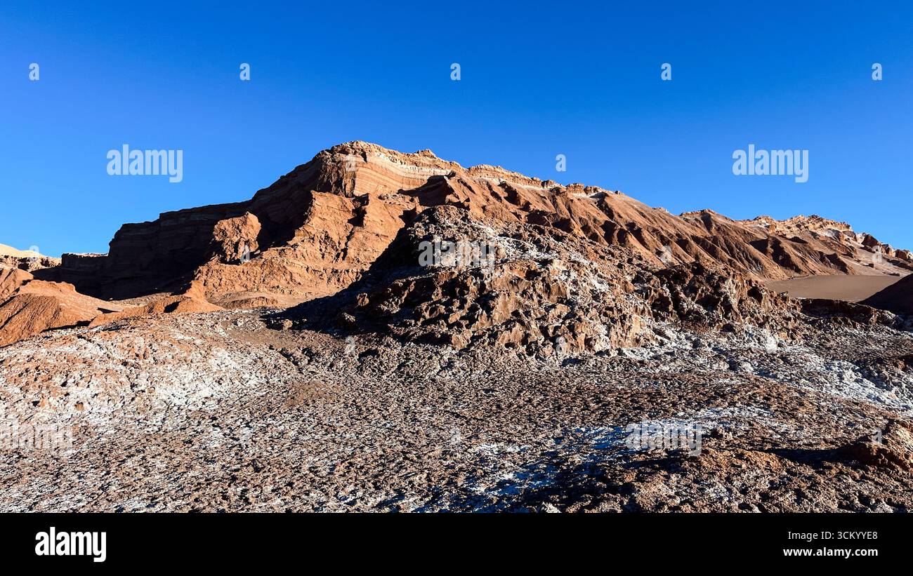 Formazione rocciosa naturale nell'attrazione turistica Valle de Luna in inglese chiamata Valle della Luna vicino a San Pedro de Atacama in Cile Foto Stock