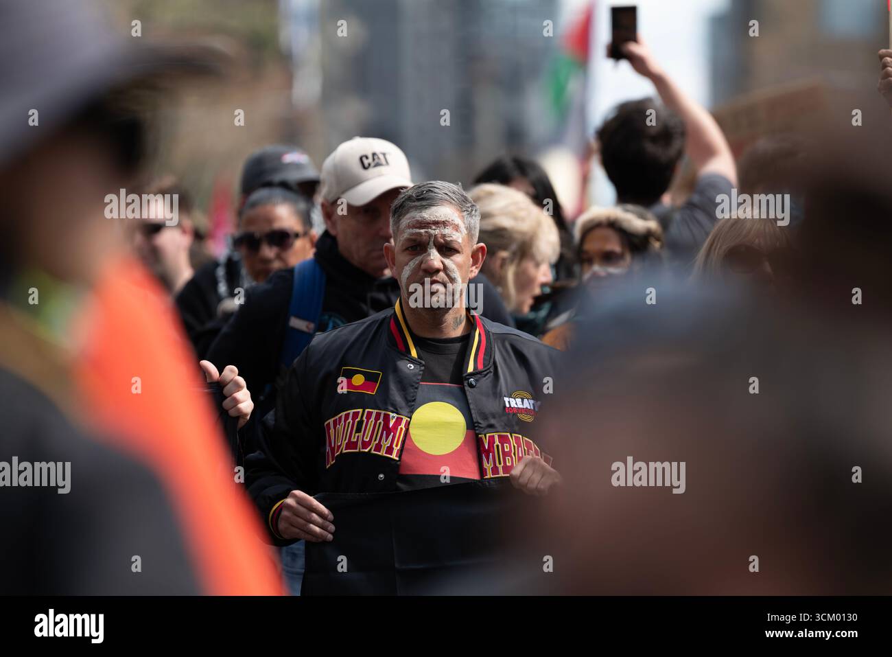 I manifestanti marciano attraverso il CBD di Melbourne durante l'evento Indigenous Soverty and Rally Against Racism. Melbourne, Victoria, Australia. 13 settembre 2025. Foto Stock