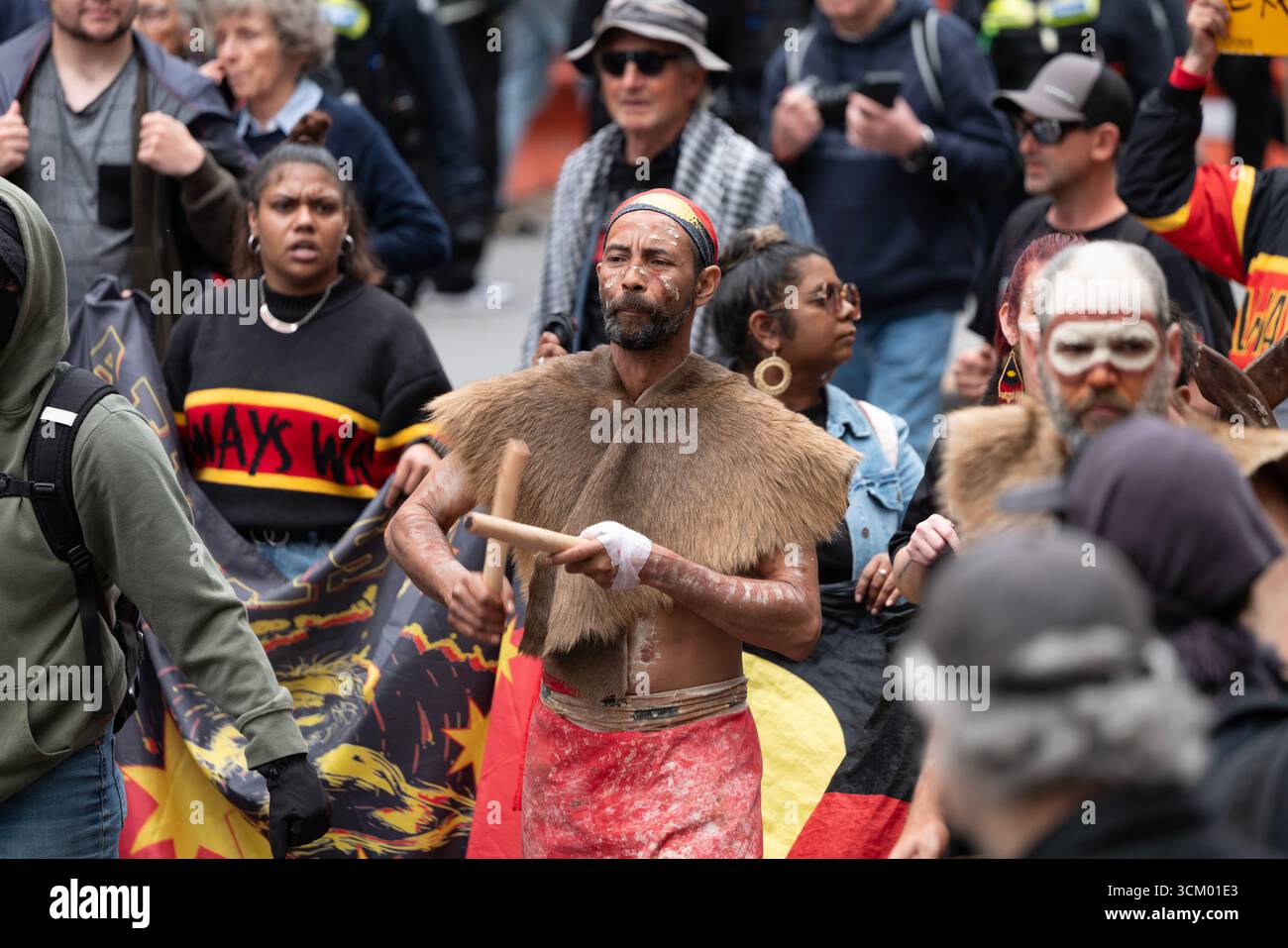 I manifestanti marciano attraverso il CBD di Melbourne durante l'evento Indigenous Soverty and Rally Against Racism. Melbourne, Victoria, Australia. 13 settembre 2025. Foto Stock