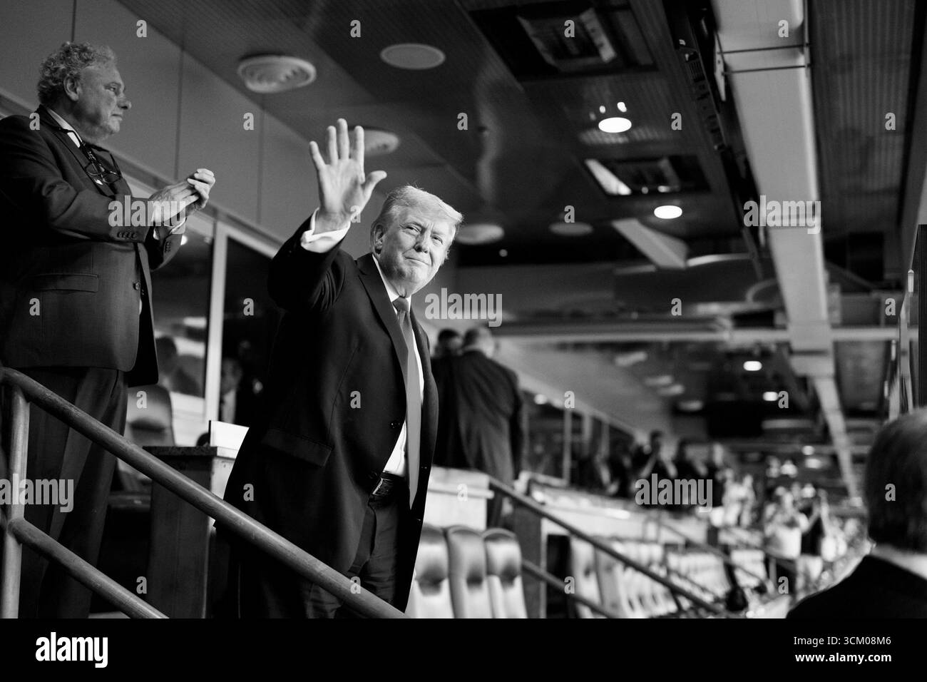 Il presidente Donald Trump ondeggia alla folla mentre partecipa a una partita dei New York Yankees tenutasi in omaggio alle vittime e ai primi soccorritori degli attentati dell'11 settembre. New York City, 11 settembre 2025. Per gentile concessione della Casa Bianca. Foto Stock Il presidente Donald Trump ondeggia alla folla mentre partecipa a una partita dei New York Yankees tenutasi in omaggio alle vittime e ai primi soccorritori degli attentati dell'11 settembre. New York City, 11 settembre 2025. Per gentile concessione della Casa Bianca. Foto Stock