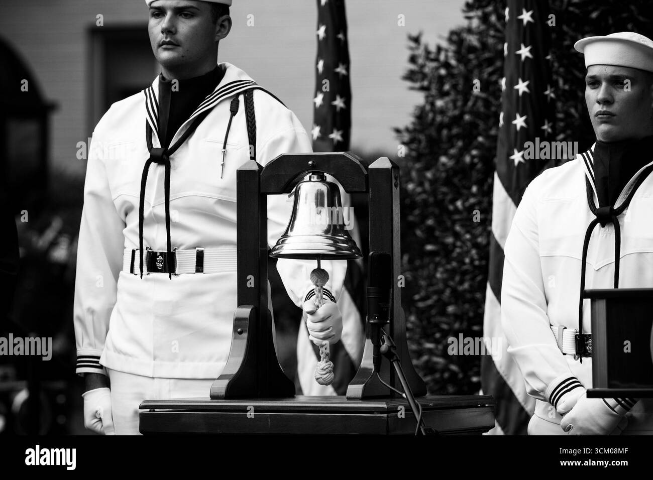 I membri del servizio della Marina degli Stati Uniti sono in formazione solenne accanto ad una campana cerimoniale durante l'evento di osservazione dell'11 settembre al Pentagono di Arlington, Virginia, 11 settembre 2025. Foto Stock