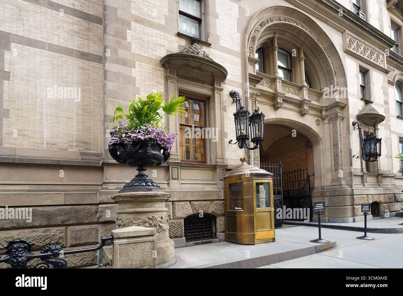 Porta d'ingresso all'edificio Dakota Apartment a Manhattan, residenza di molte persone famose Foto Stock
