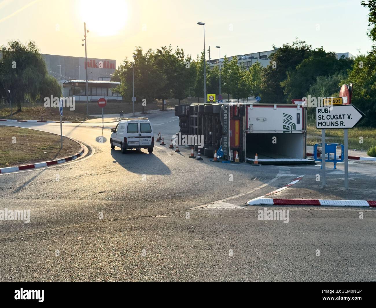 Rubi, Barcellona, Spagna. 9 agosto 2025. Un camion rovesciato causa un ingorgo stradale su una strada suburbana. L'incidente illustra i problemi di trasporto - Immagine stock catturata con smartphone