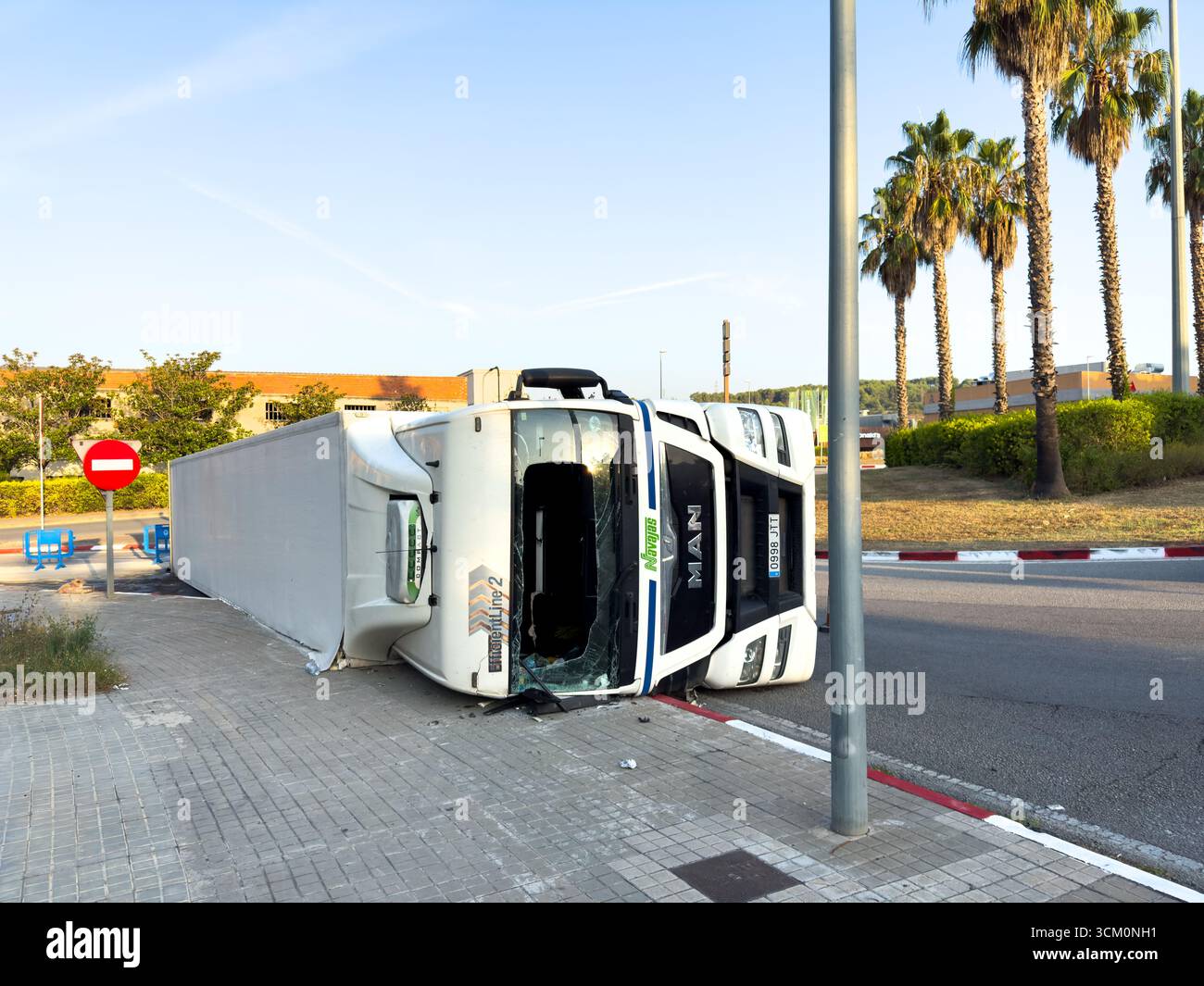 Rubi, Barcellona, Spagna. 9 agosto 2025. Un camion rovesciato causa un ingorgo stradale su una strada suburbana. L'incidente illustra i problemi di trasporto - Immagine stock catturata con smartphone