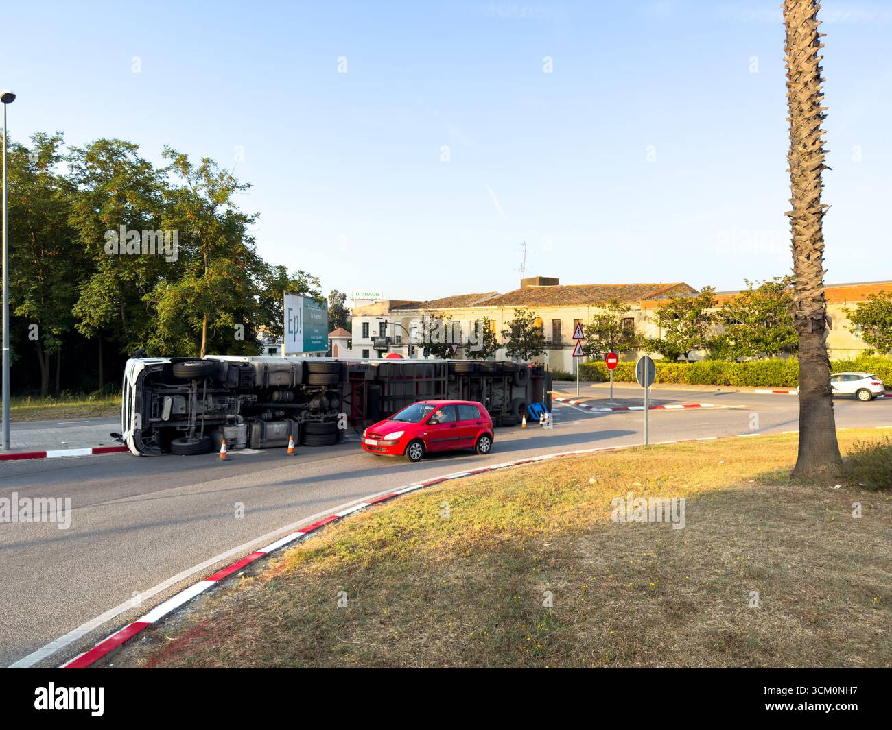 Rubi, Barcellona, Spagna. 9 agosto 2025. Un camion rovesciato causa un ingorgo stradale su una strada suburbana. L'incidente illustra i problemi di trasporto - Immagine stock catturata con smartphone