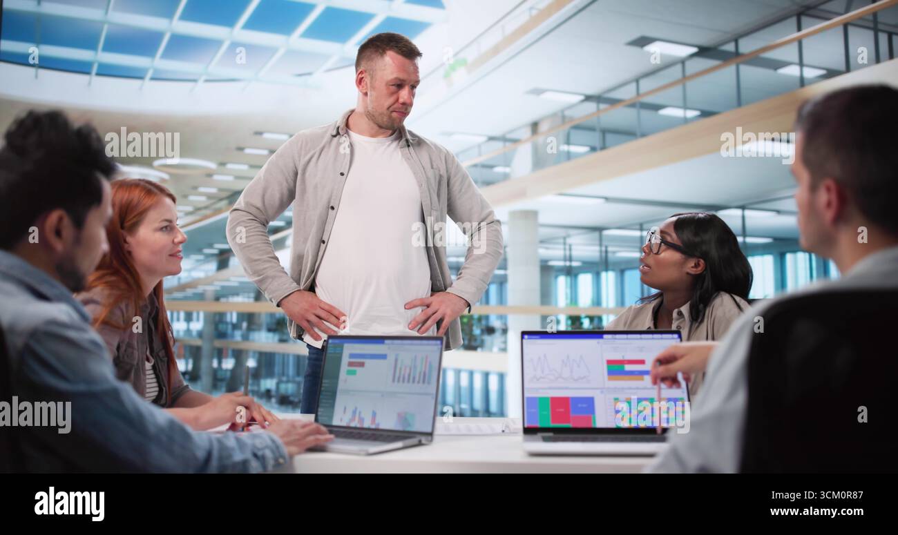 Riunione del team con i dirigenti aziendali per collaborare al dashboard aziendale. Foto Stock
