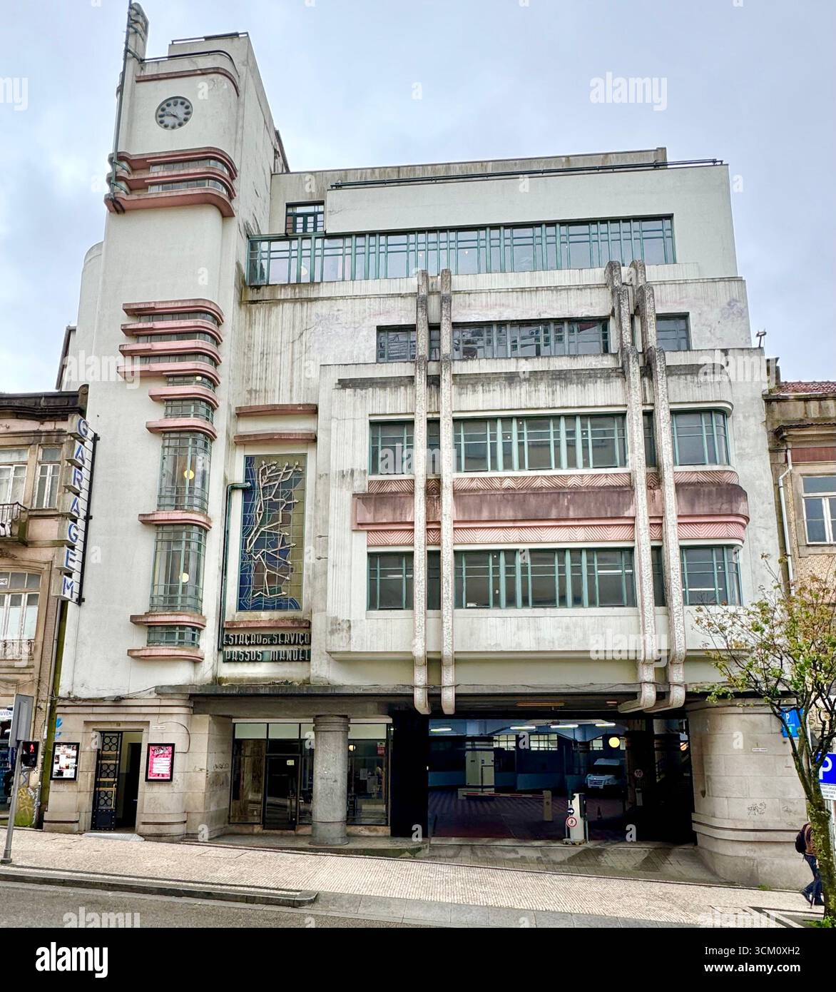 Stazione di servizio Art Deco e parcheggio coperto nel centro storico di Porto, Portogallo - Immagine stock catturata con smartphone