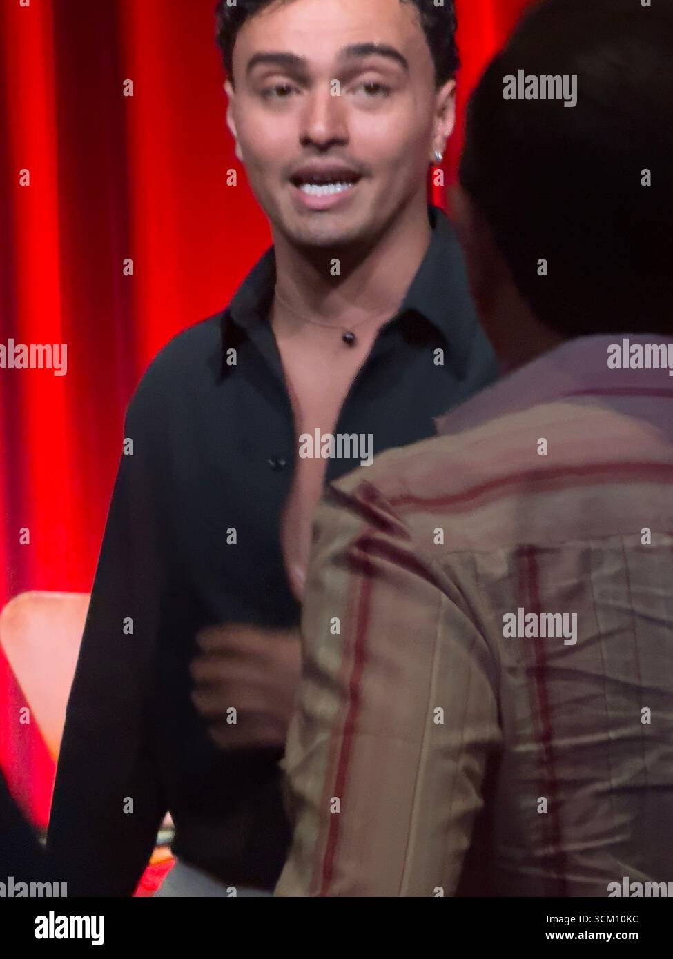 L'attore Tonatiuh saluta i membri del pubblico dopo la proiezione Academy di Kiss of the Spider Woman al Samuel Goldwyn Theater di Beverly Hills, California. Crediti: Sharon Graphics/Alamy Live News Foto Stock