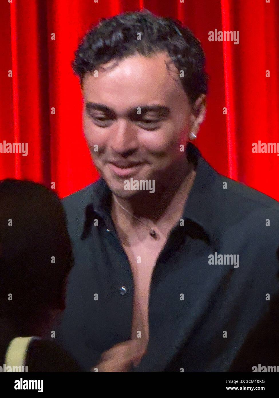 L'attore Tonatiuh saluta i membri del pubblico dopo la proiezione Academy di Kiss of the Spider Woman al Samuel Goldwyn Theater di Beverly Hills, California. Crediti: Sharon Graphics/Alamy Live News Foto Stock