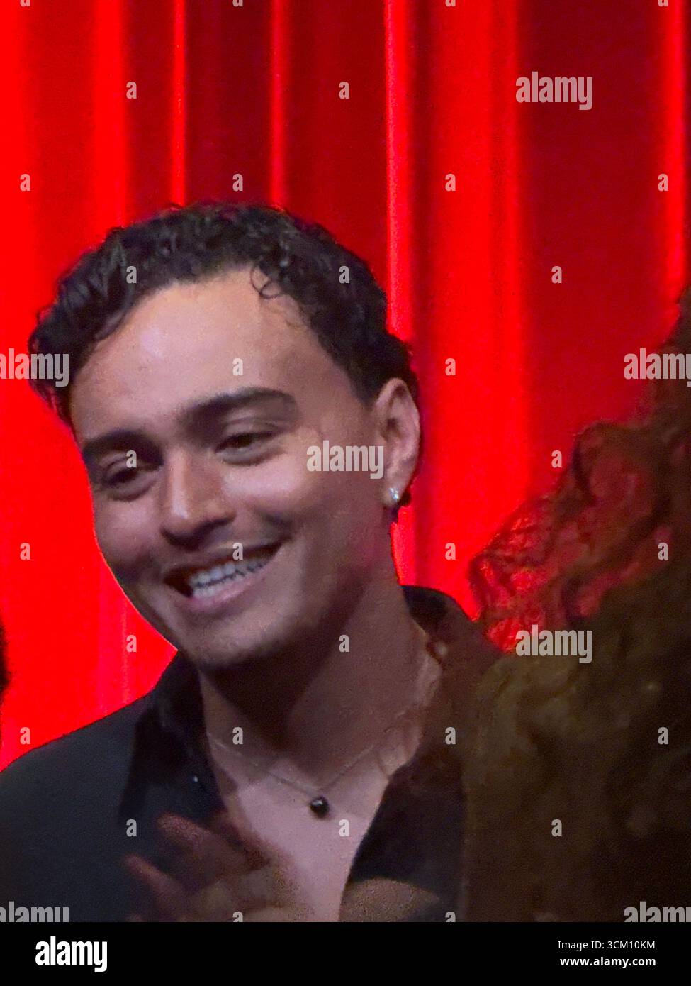 L'attore Tonatiuh saluta i membri del pubblico dopo la proiezione Academy di Kiss of the Spider Woman al Samuel Goldwyn Theater di Beverly Hills, California. Crediti: Sharon Graphics/Alamy Live News Foto Stock