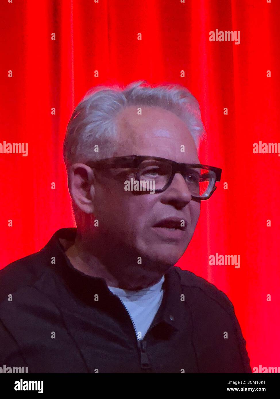 Il regista Bill Condon partecipa alla proiezione Academy di Kiss of the Spider Woman al Samuel Goldwyn Theater di Beverly Hills, California. Crediti: Sharon Graphics/Alamy Live News Foto Stock