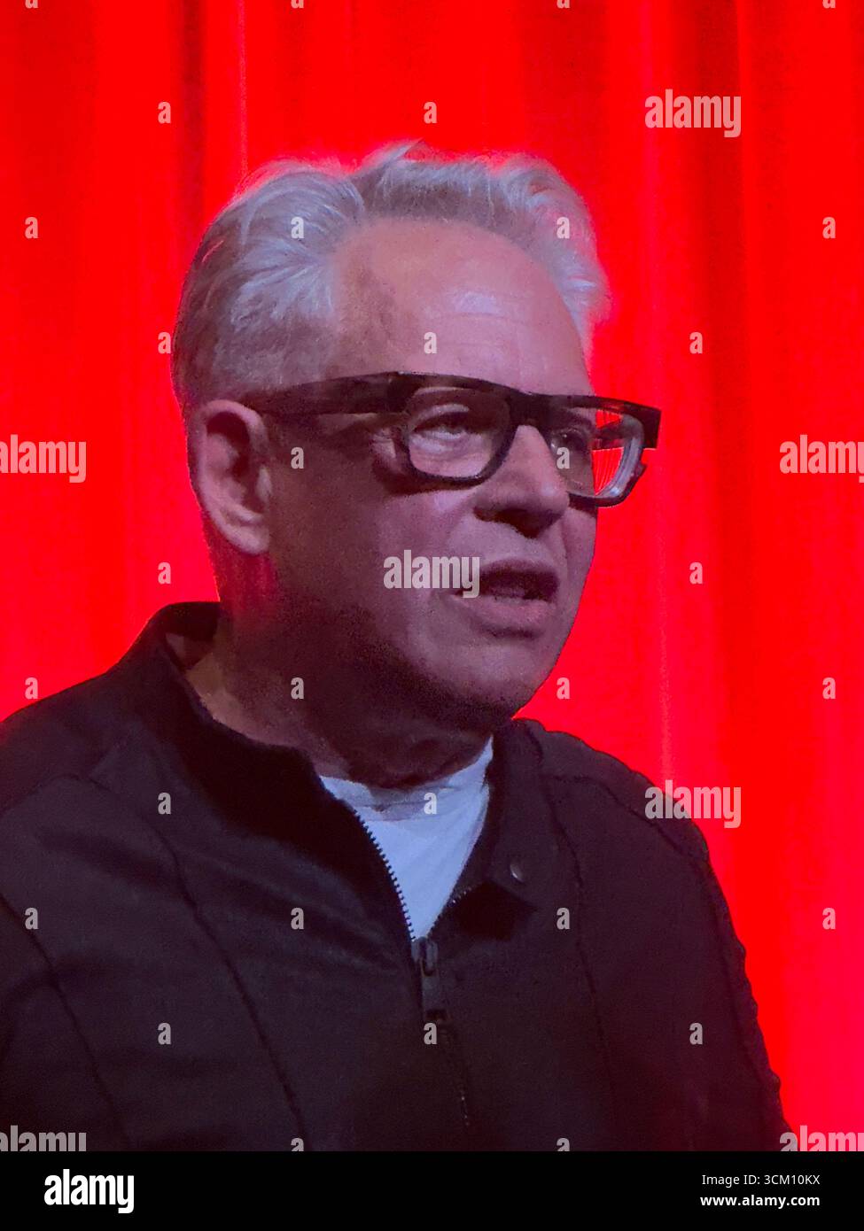 Il regista Bill Condon partecipa alla proiezione Academy di Kiss of the Spider Woman al Samuel Goldwyn Theater di Beverly Hills, California. Crediti: Sharon Graphics/Alamy Live News Foto Stock