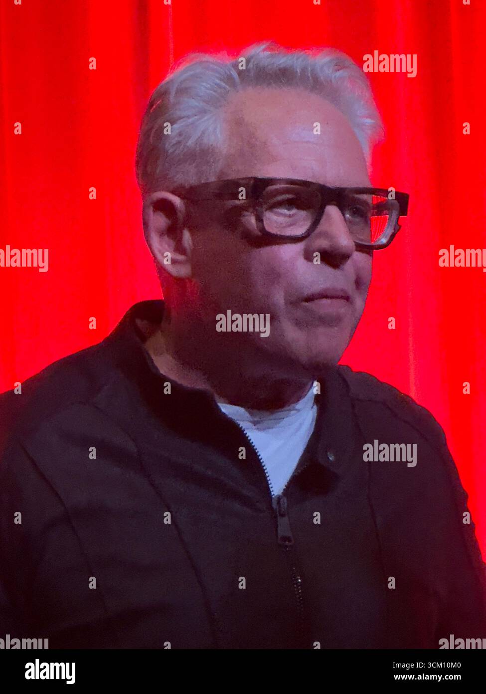 Il regista Bill Condon partecipa alla proiezione Academy di Kiss of the Spider Woman al Samuel Goldwyn Theater di Beverly Hills, California. Crediti: Sharon Graphics/Alamy Live News Foto Stock