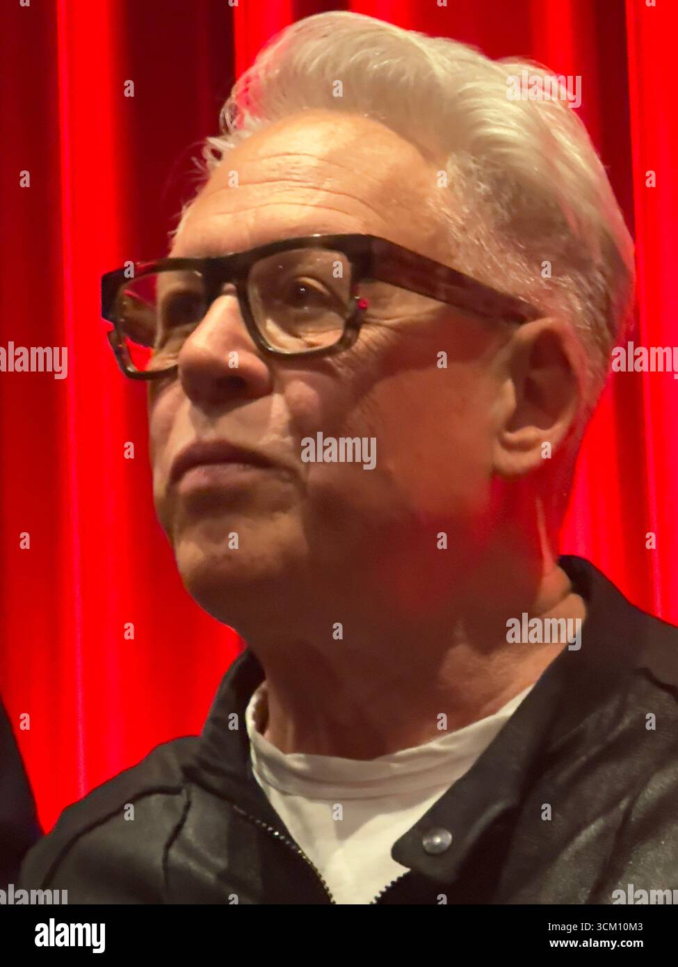 Il regista Bill Condon partecipa alla proiezione Academy di Kiss of the Spider Woman al Samuel Goldwyn Theater di Beverly Hills, California. Crediti: Sharon Graphics/Alamy Live News Foto Stock