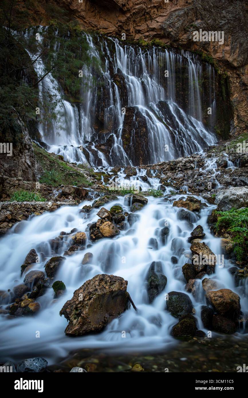 Situata nel Parco Nazionale di Aladaglar, è la cascata più grande della Turchia. Cascate di Kapuzbasi. Foto Stock