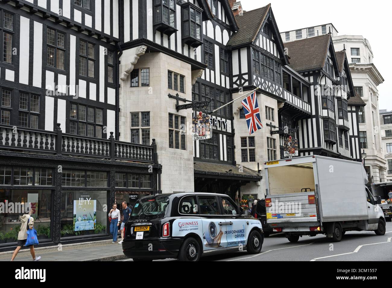 Liberty, comunemente noto come Liberty's, è un grande magazzino di lusso situato nel centro di Londra, in Inghilterra. Foto Stock