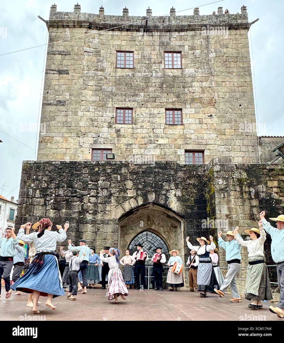 Concerto e danza durante la Festa delle Croci a Barcelos, Portogallo - Immagine stock catturata con smartphone