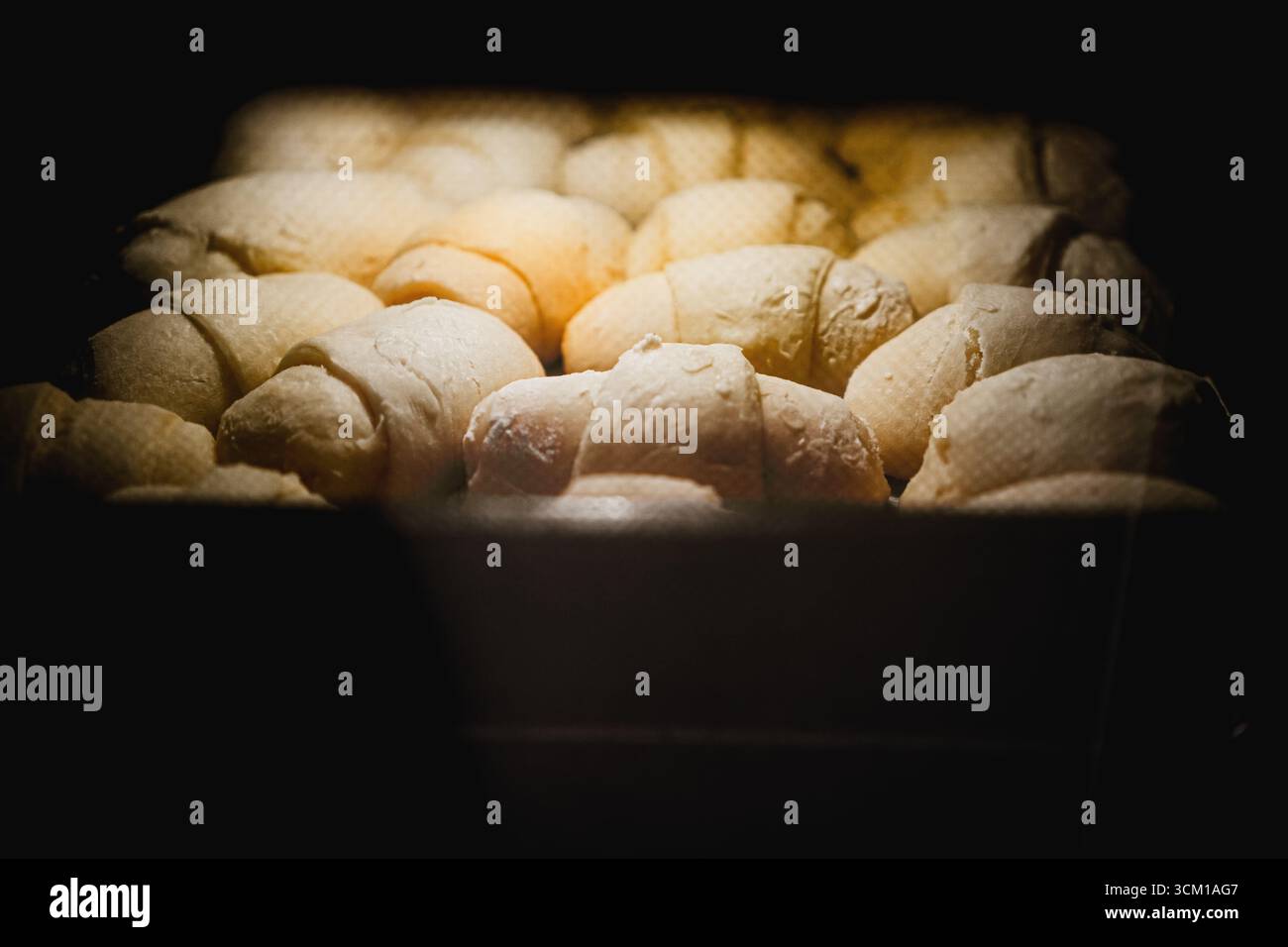 Panini fatti in casa cotti nel forno, una scena della vita quotidiana a casa. Foto Stock