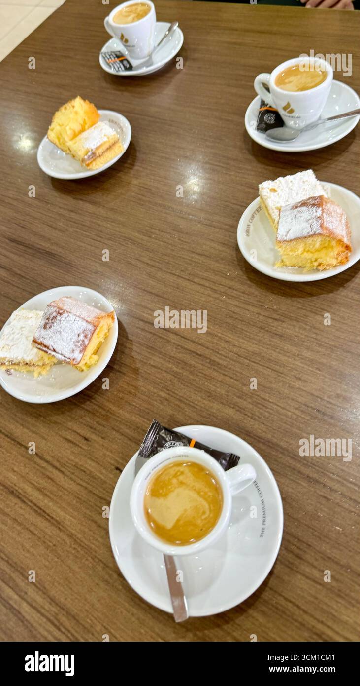 Quattro tazze di caffè e torta, uno spuntino lungo il percorso portoghese del cammino di Santiago, Galizia, Spagna - Immagine stock catturata con smartphone