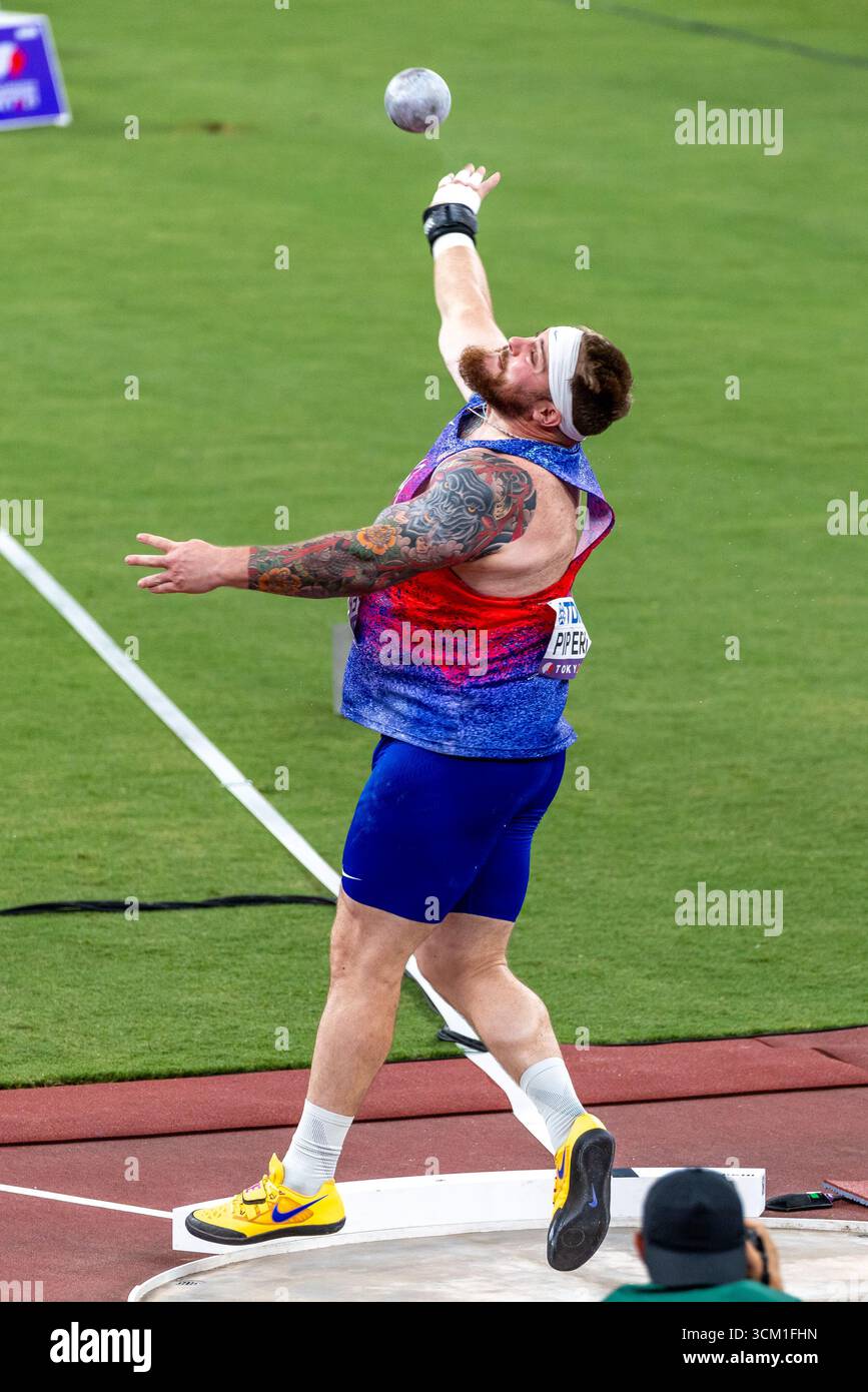 Adrian Piperi (USA) lancia il tiro (21.50m / 70’ 6 1/2”) nelle finali durante la sessione serale dei Campionati mondiali di atletica leggera Tokyo25 Day 1 presso il Japan National Stadium di Shinjuku City, nella prefettura di Tokyo, Giappone, sabato 13 settembre 2025. (Kirk Meche) Foto Stock