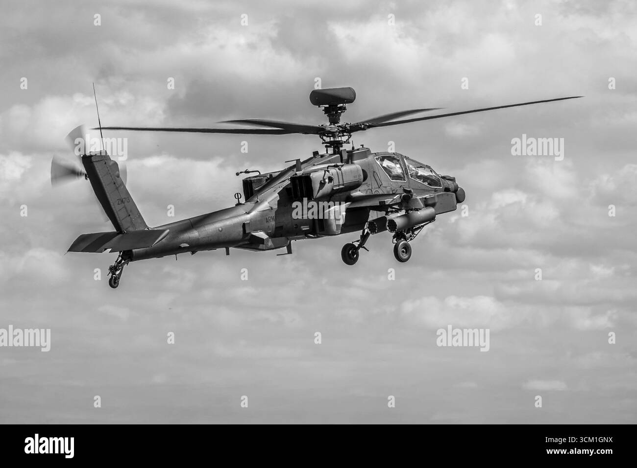 Army Air Corps - Boeing AH-64E Apache, trasportato in volo presso il Royal International Air Tattoo il 18 luglio 2025. Foto Stock