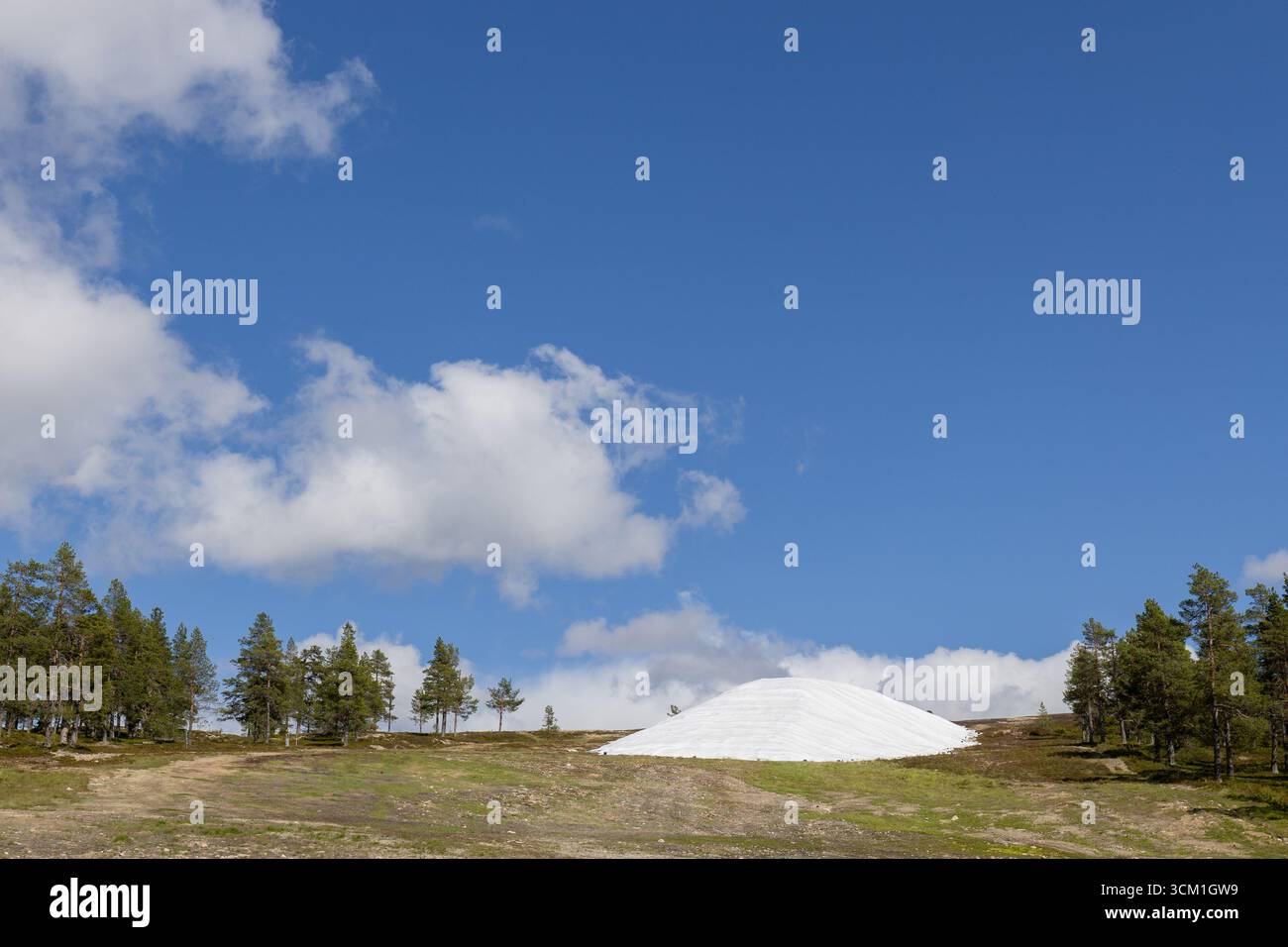 Neve conservata sotto copertura di plastica sulla pista da sci in estate Foto Stock