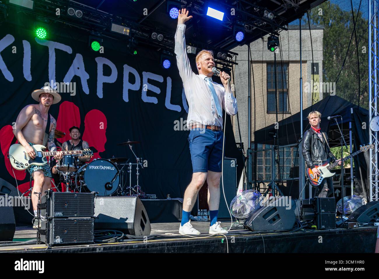 Nyrkkitappelu sul palco del festival urbano di musica rock all'aperto Jytäkesä Go-Go 2025 nel quartiere Suvilahti di Helsinki, Finlandia Foto Stock