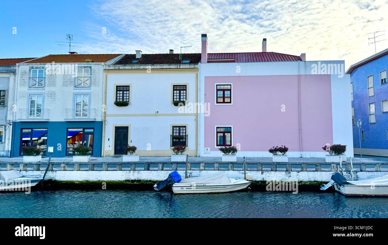 Barche in un canale ad Aveiro Portogallo Foto Stock