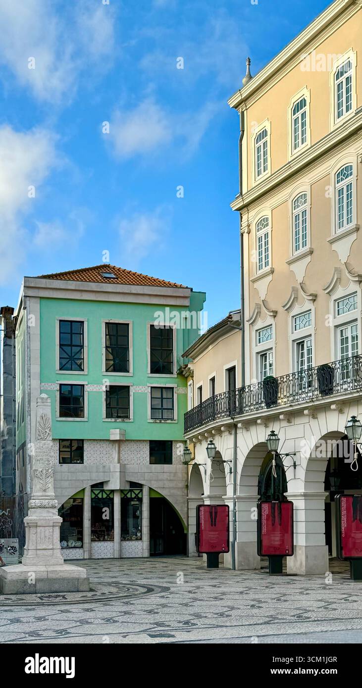 Obelisco della libertà e pavimentazione tradizionale della calcada portuguesa in largo de Joaquim de Melo Freitas nel centro storico di Aveiro in Portogallo - Immagine stock catturata con smartphone