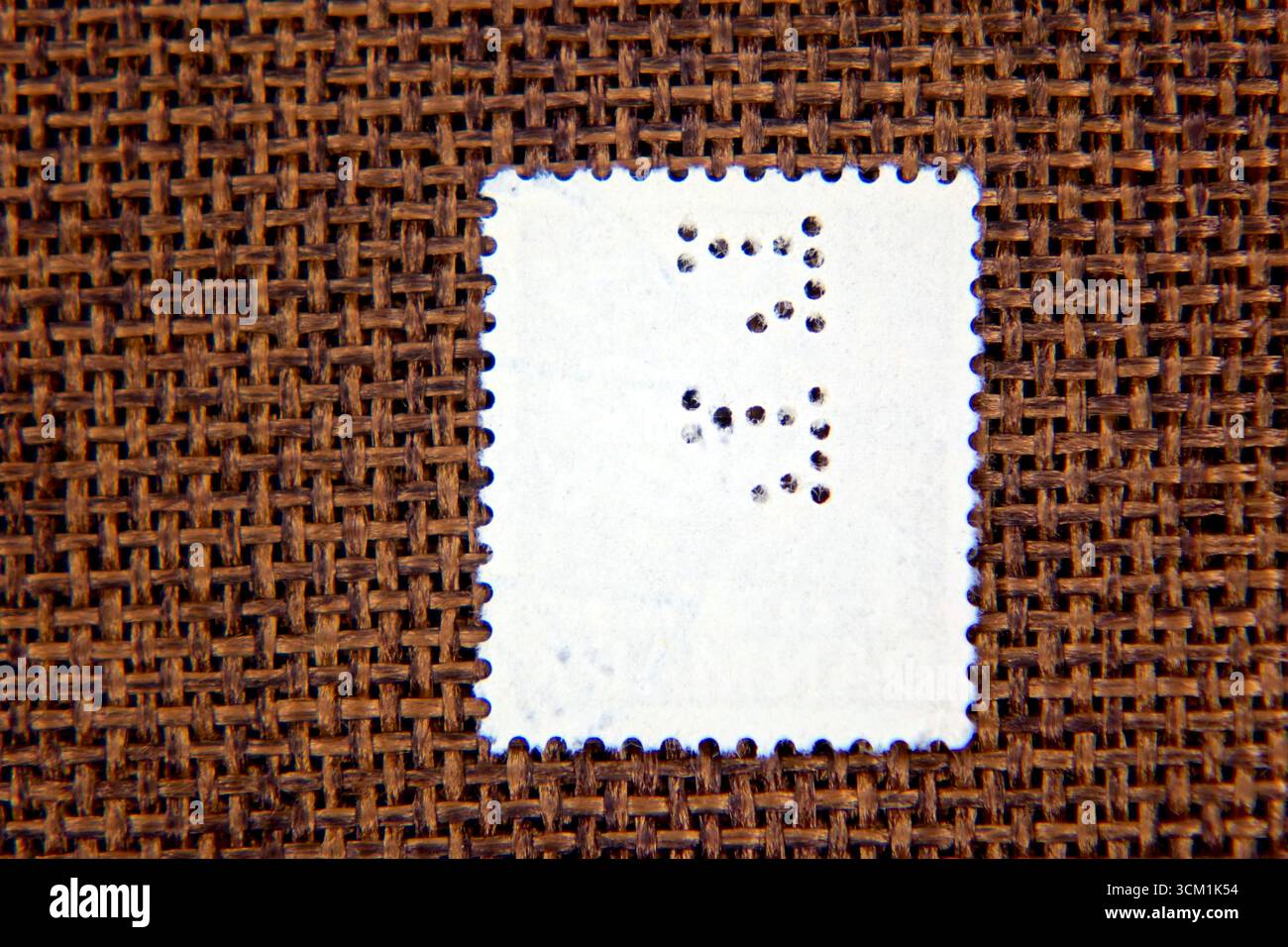 Scopri i dettagli unici dei francobolli traforati rovesciati presentati in una collezione specializzata incentrata sulla filatelia, che mette in risalto il loro storico Foto Stock