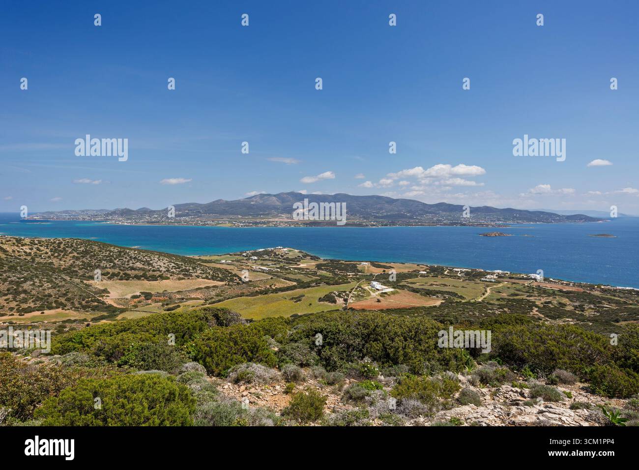 La lussureggiante isola di Antiparos in Grecia vista da un po' più in alto in una giornata di sole in primavera. L'isola di Paros è sullo sfondo. Foto Stock