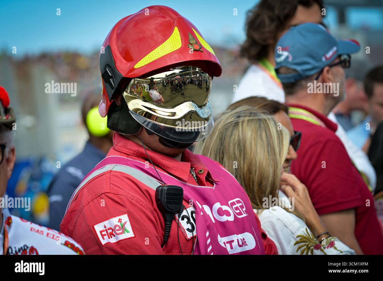 Vigile del fuoco in uniforme operativa sulla griglia di partenza del Gran Premio Red Bull di San Marino e della Riviera di Rimini durante il Gran Premio Red Bull di San Marino e della Riviera di Rimini, Campionato del mondo MotoGP di San Marino, Repubblica di San Marino, 14 settembre 2025 Foto Stock