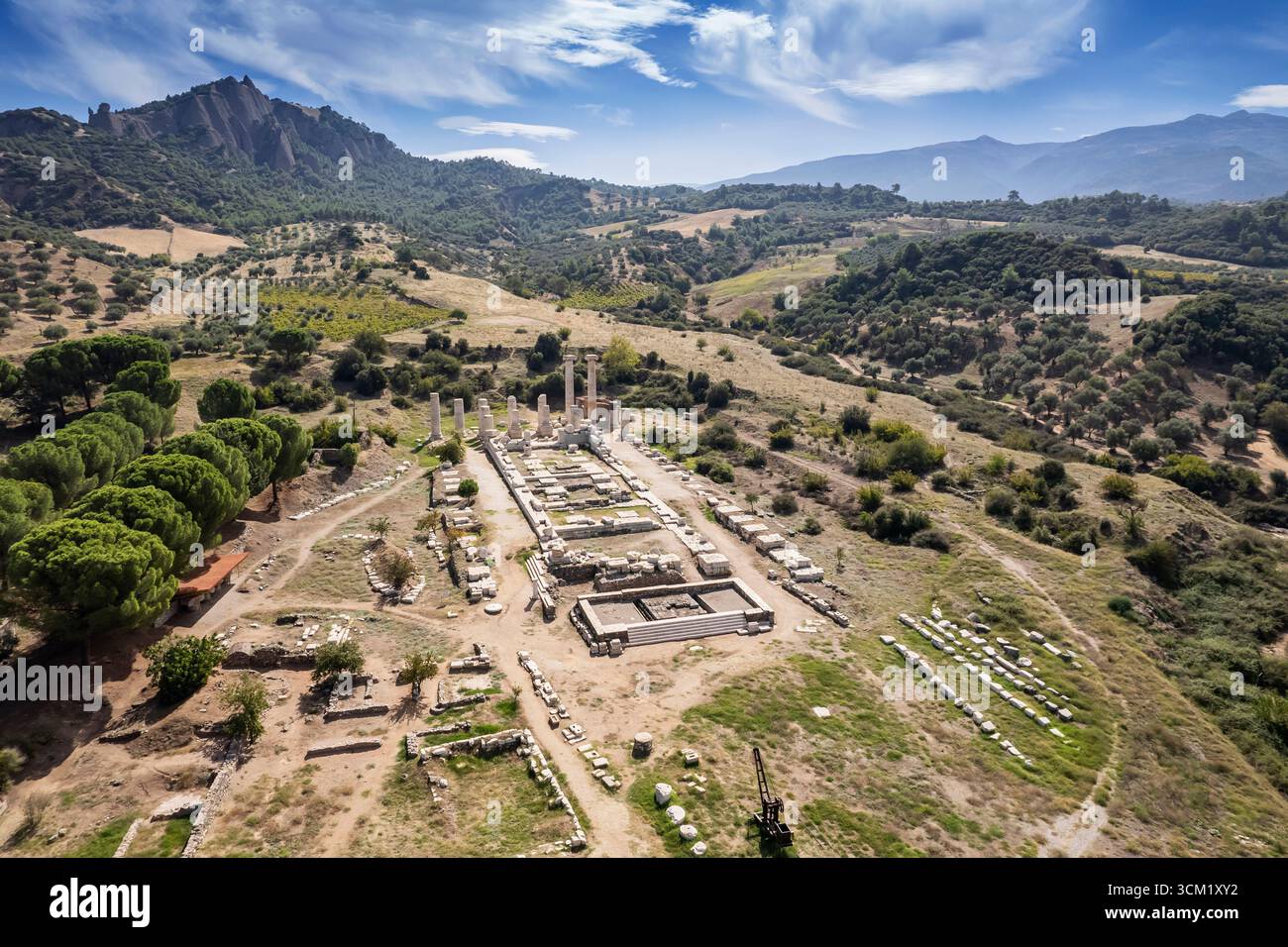 Tempio di Artemide a Sardi, città antica di Manisa in Turchia, rovine storiche lidie e romane, colonne antiche e paesaggio archeologico Foto Stock