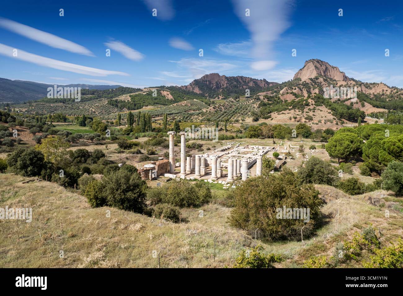 Tempio di Artemide a Sardi, città antica di Manisa in Turchia, rovine storiche lidie e romane, colonne antiche e paesaggio archeologico Foto Stock