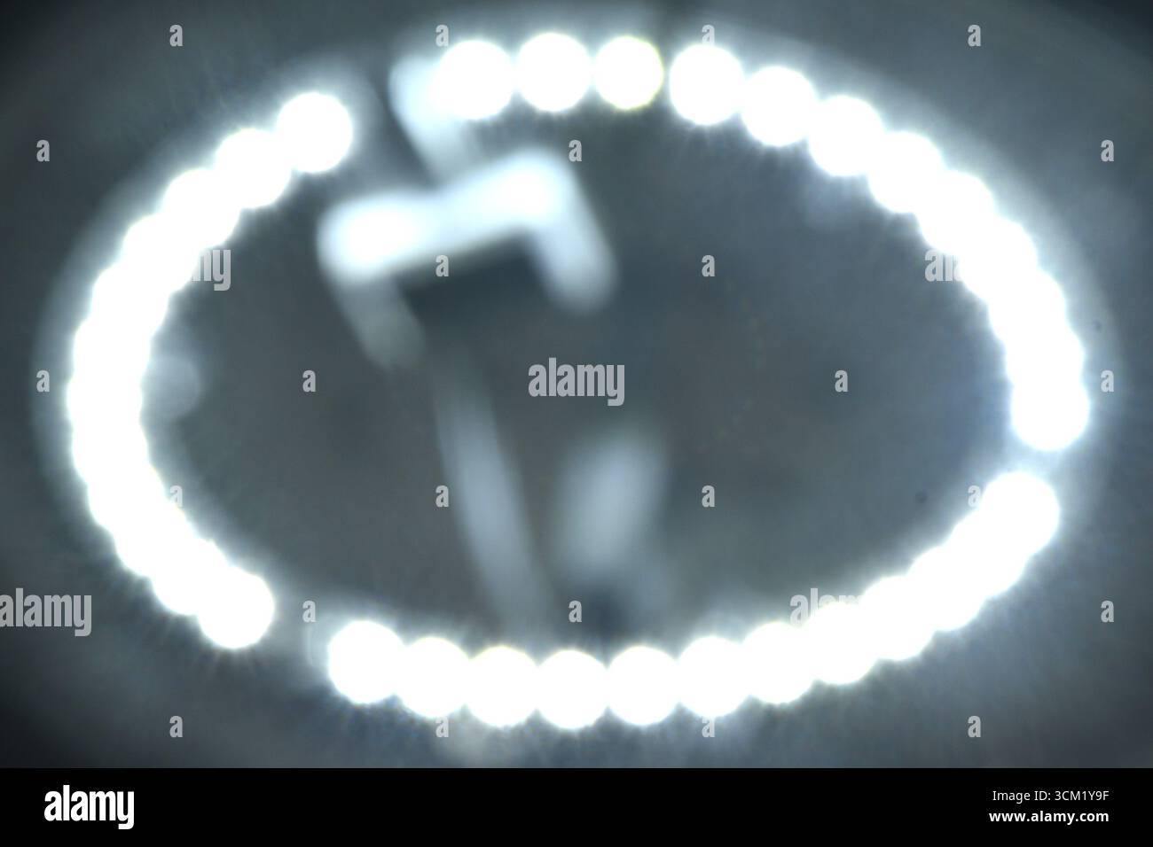 Lampada elettrica a LED sfocata appesa al soffitto durante la notte Foto Stock